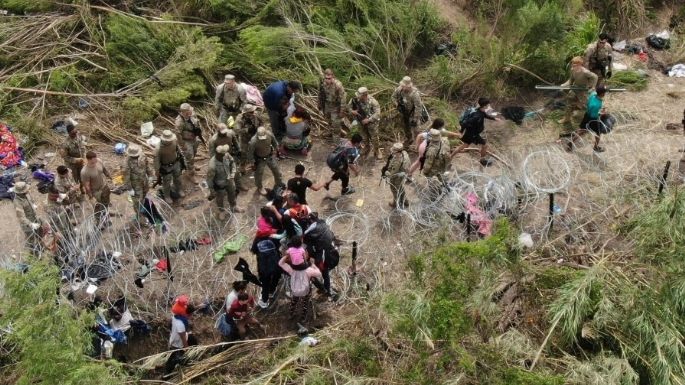 “Ahora o nunca”: Cientos de migrantes cruzan frontera con EU al expirar Título 42