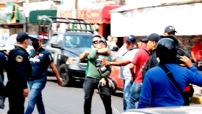 Policías de la CDMX golpean y roban a reporteros tras balacera en Iztapalapa (Video)