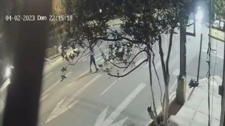 Auto a toda velocidad embiste a un hombre en San Juan de Aragón (Video)