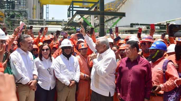 AMLO va a refinería de Tula para supervisar construcción de planta coquizadora