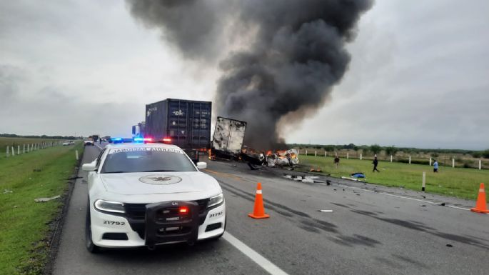 Tráiler choca con camioneta en Tamaulipas; hay 26 muertos (Video)