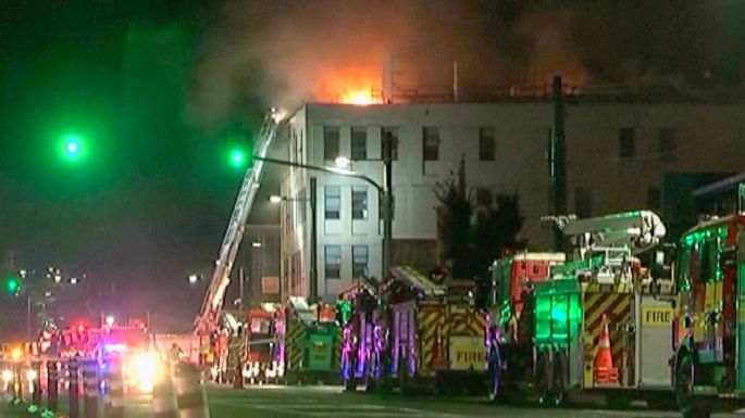 Incendio en hostal deja al menos seis muertos (Video)