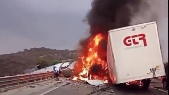 Se incendian dos tráileres tras choque en la México-Querétaro (Videos)