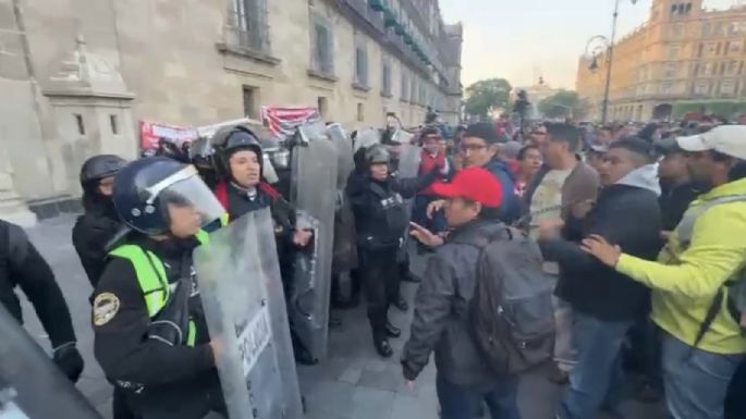 Maestros de la CNTE se enfrentan con policías; intentan entrar a la conferencia de AMLO