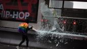 Integrantes de la comunidad transgénero protestan en la Glorieta de Insurgentes y dañan el Metrobús