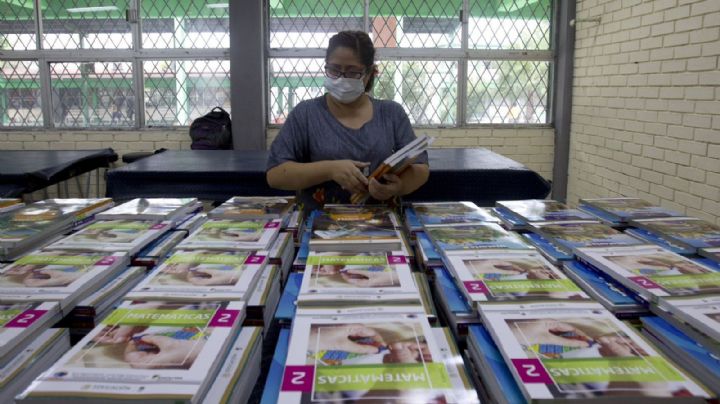 Gobernador de Michoacán aseguró que ya distribuyeron los nuevos libros de texto