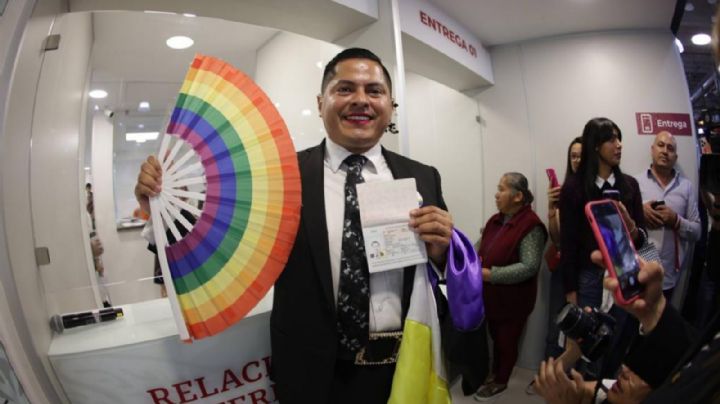 El gobierno mexicano entregó el primer pasaporte no binario al “magistrade” Jesús Ociel Baena