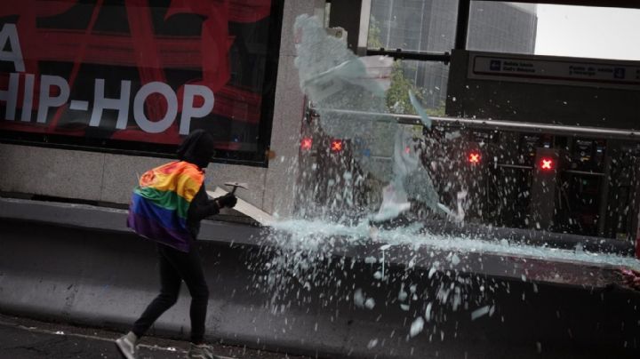 Integrantes de la comunidad transgénero protestan en la Glorieta de Insurgentes y dañan el Metrobús