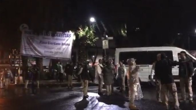 Policías de la CDMX y agentes del INM desalojan a migrantes de la Plaza Giordano Bruno