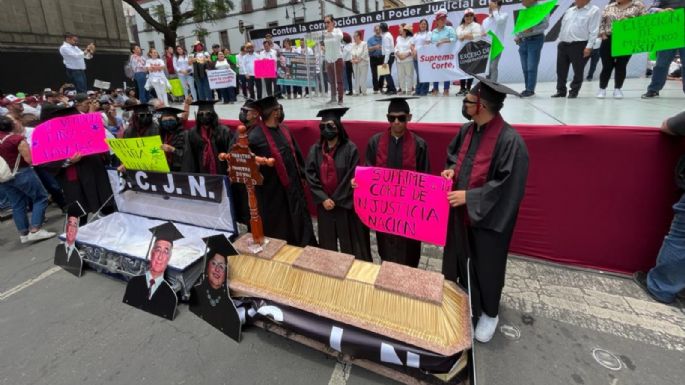 Morenistas protestan frente a la SCJN con ataúdes pintados con el rostro de la ministra Piña (Video)