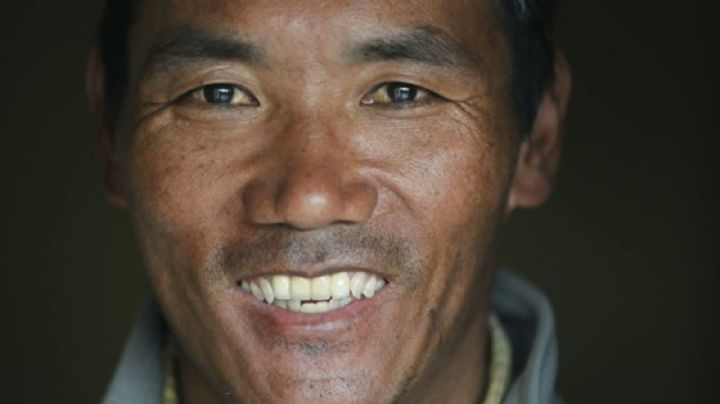 Guía sherpa bate su propio récord al escalar el Everest 28 veces