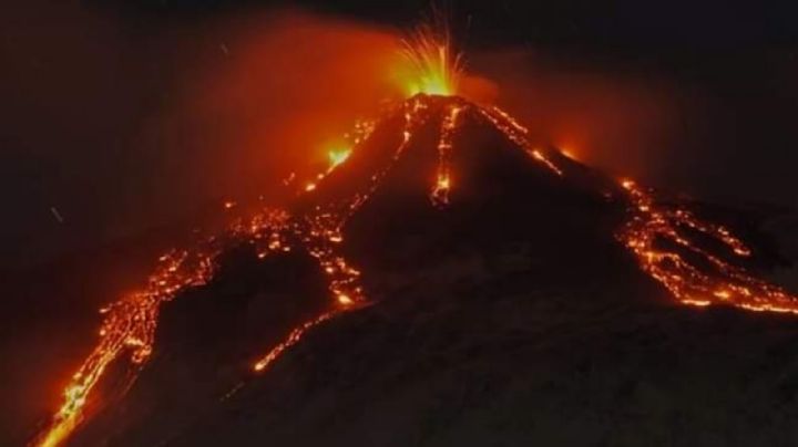 El Monte Etna, igual que el Popocatépetl, expulsó lava, humo y cenizas