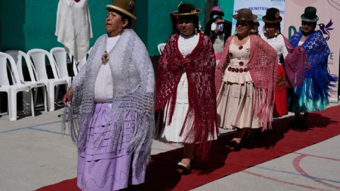 Mujeres encarceladas modelan sus tejidos en Bolivia