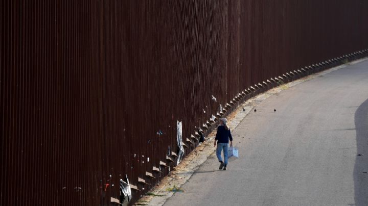 Biden dice que tenía que usar los fondos asignados a construir muro en frontera sur
