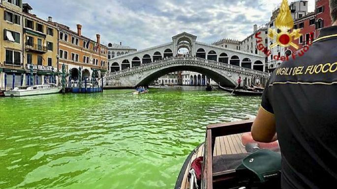 Investigan origen de líquido verde en el Gran Canal de Venecia