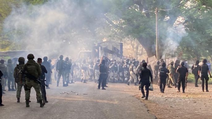 GN y Ejército se enfrentan con gases lacrimógenosy piedras contra pobladores de Quespala, Chiapas