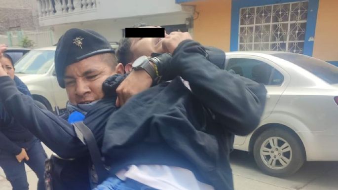 Alumno de secundaria se quita el uniforme y arma balacera dentro de la escuela en Los Reyes La Paz