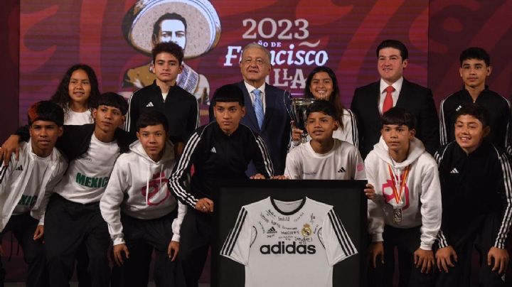 AMLO reconoce a campeones del World Challenge de la Fundación Real Madrid