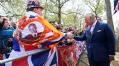 Carlos III y el príncipe Guillermo saludan por sorpresa a ciudadanos apostados cerca de Buckingham