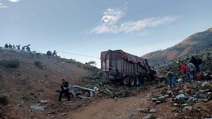 Vuelca torton cargado de flores en Nayarit; mueren 3 menores y 5 adultos