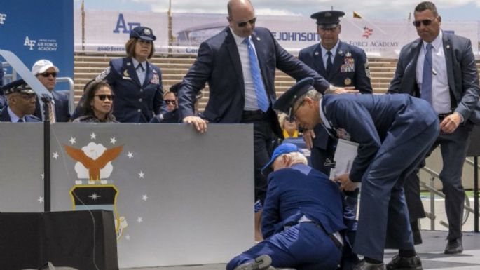 Joe Biden se cayó en el escenario durante una ceremonia de graduación de la Fuerza Aérea  (Video)