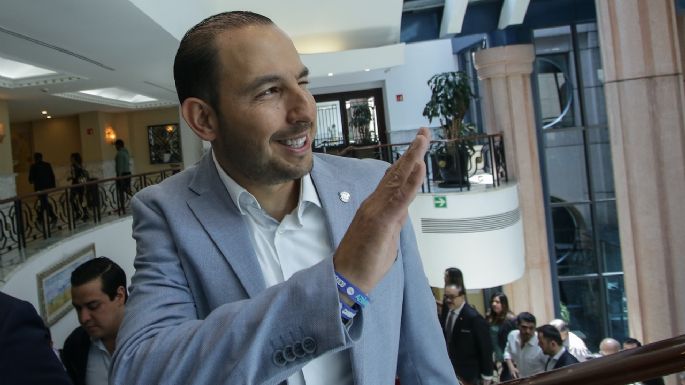 Marko Cortés califica de "farsa" el proceso de Morena; AMLO quiere ser "el rey tras el trono", acusa