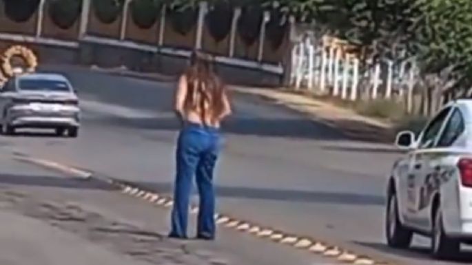 Maestra se desnuda en Tabasco para denunciar el robo de su plaza (Video)
