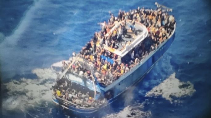 Rescatan más de 100 personas tras naufragio de barco con migrantes en Grecia