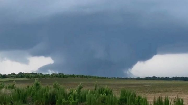 Fuertes vientos y posibles tornados derriban árboles y causan daños de Texas a Georgia (Video)
