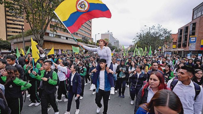 Petro, entre el “golpe blando” y el fuego amigo