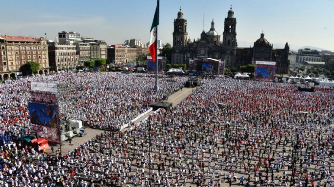 Clase masiva de box con Julio César Chávez en Zócalo de CDMX reúne a miles de personas (Video)