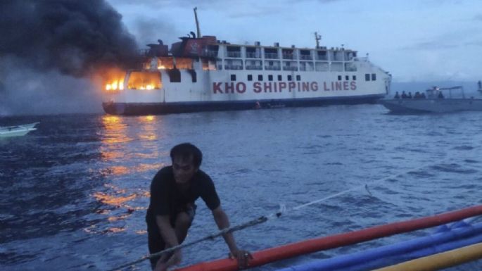 Se incendia ferry filipino con 120 personas a bordo; rescate en marcha