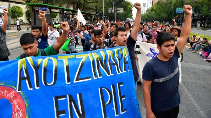 Padres de los 43 consiguen que Ejército no destruya documentos del caso Ayotzinapa