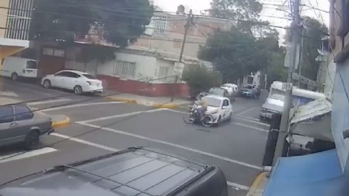 Taxista de la CDMX embiste a un ciclista en Azcapotzalco (Video)
