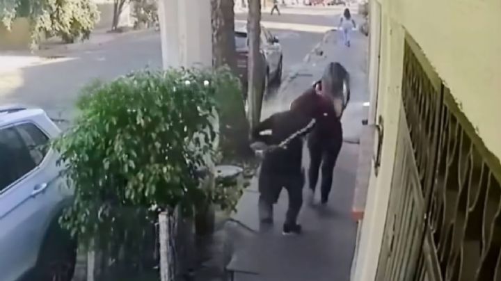 Exhiben en video a sujeto que agredió con una nalgada a una mujer cuando salía a trabajar