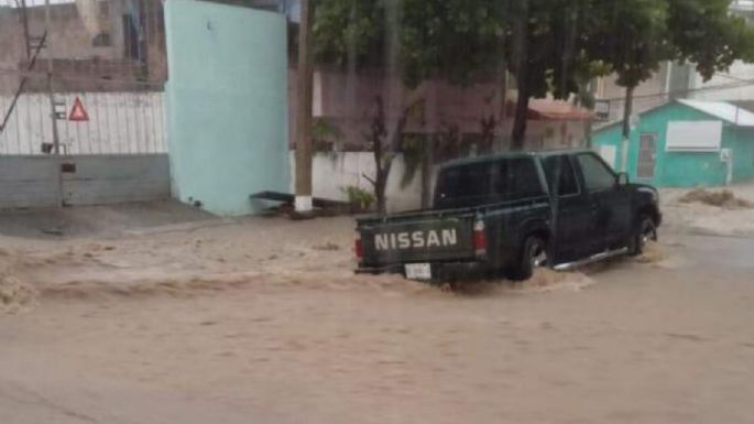 Hombre desaparece al caer en alcantarilla sin tapa durante las intensas lluvias en Chiapas