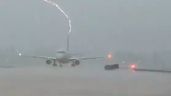 Captan el momento en que un rayo impacta a un avión con pasajeros (Video)