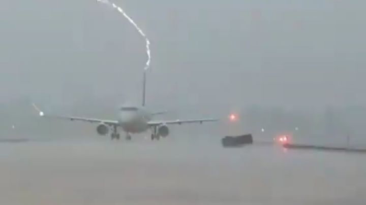 Captan el momento en que un rayo impacta a un avión con pasajeros (Video)