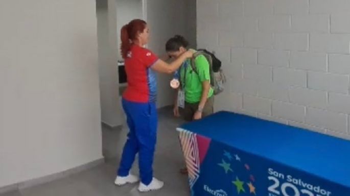 Por “reglas absurdas”, mexicana pierde una medalla; atleta cubana se la regresa (Video)