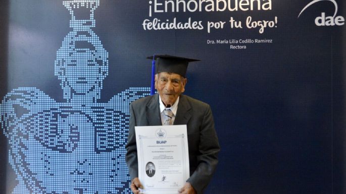 A los 86 años de edad, poblano se titula como ingeniero en la BUAP