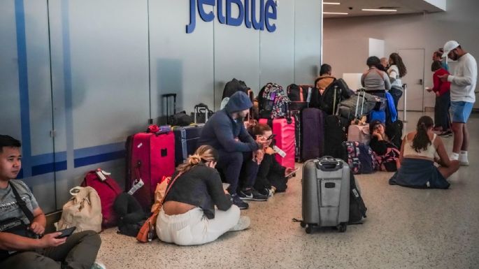 Miles de viajeros afectados por demoras en aeropuertos de EU rumbo a fin de semana festivo