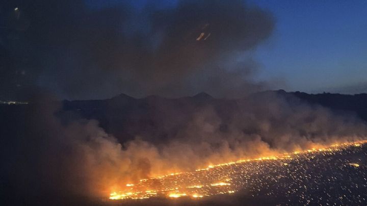 Incendio forestal amenaza decenas de casas en Arizona