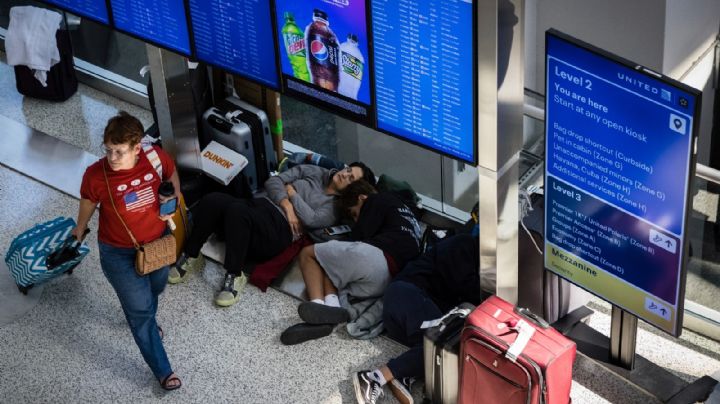 Viajeros padecen otro día de vuelos demorados o cancelados pese a mejor clima en EU