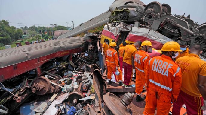 Suman 261 muertos por el choque múltiple de trenes en India