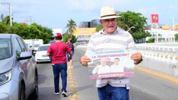 Hermano de AMLO reparte propaganda a favor de Claudia Sheinbaum en calles de Tabasco