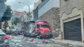 Camión de Coca Cola se queda sin frenos y choca contra una barda en Tijuana (Videos)