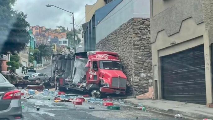 Camión de Coca Cola se queda sin frenos y choca contra una barda en Tijuana (Videos)