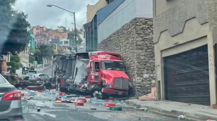 Camión de Coca Cola se queda sin frenos y choca contra una barda en Tijuana (Videos)
