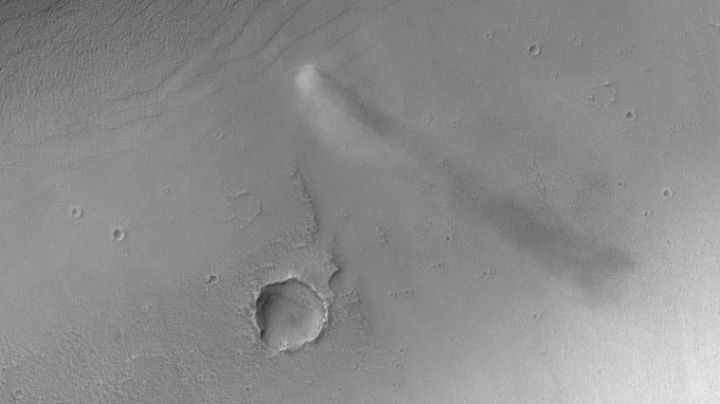 Una tolvanera en Marte captada desde la órbita