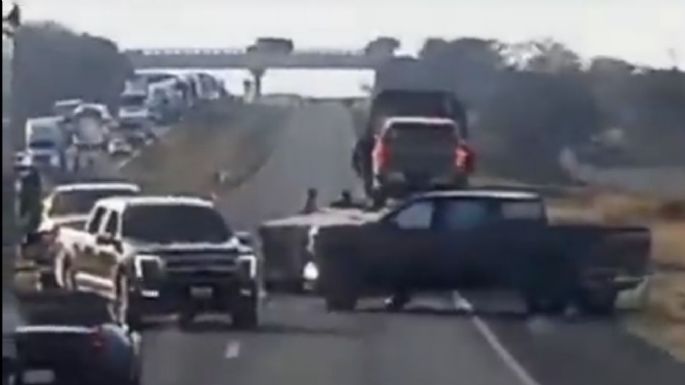 Comando cierra autopista, intercepta tráiler y roba camionetas de lujo (Video)